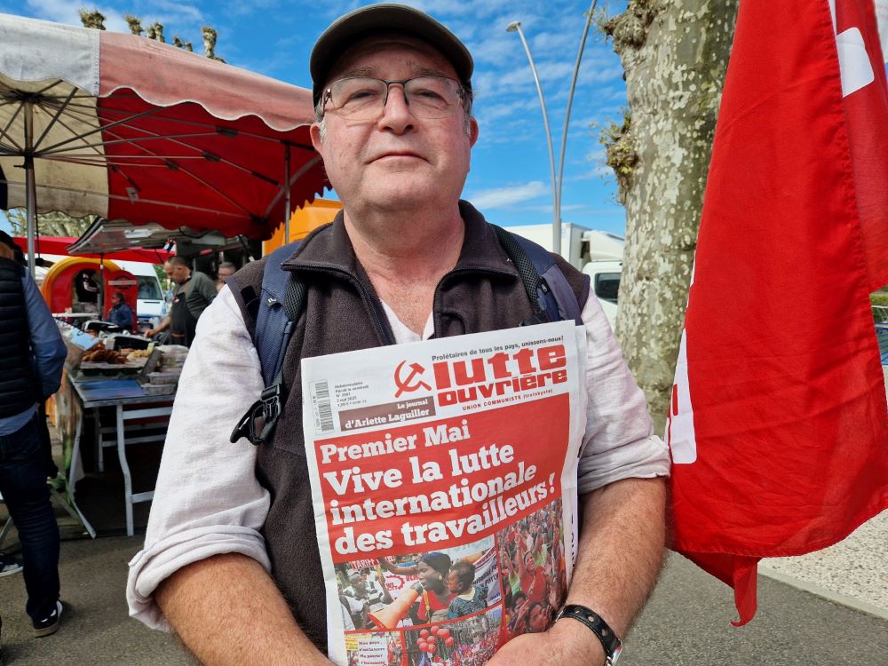 pascal-dufraigne-candidat-pour-lutte-ouvriere-etait-sur-le-marche-de-montceau-les-mines-pour-rencontrer-les-electeurs-photo-camille-poirson-1746912296.jpg