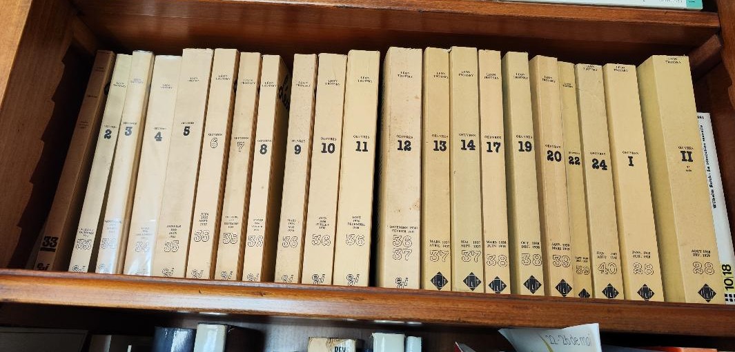 Trotsky et les oeuvres complètes dans la bibliothèque.jpg